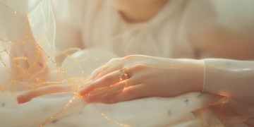梦想着和妈妈牵手到底是哪首歌？